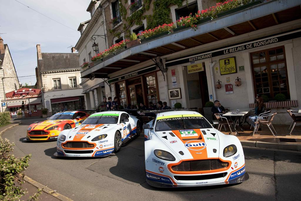 Logis Hotel De France La Chartre-sur-le-Loir Buitenkant foto