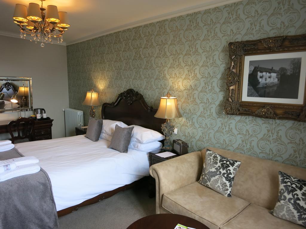 Logis Hotel De France La Chartre-sur-le-Loir Buitenkant foto