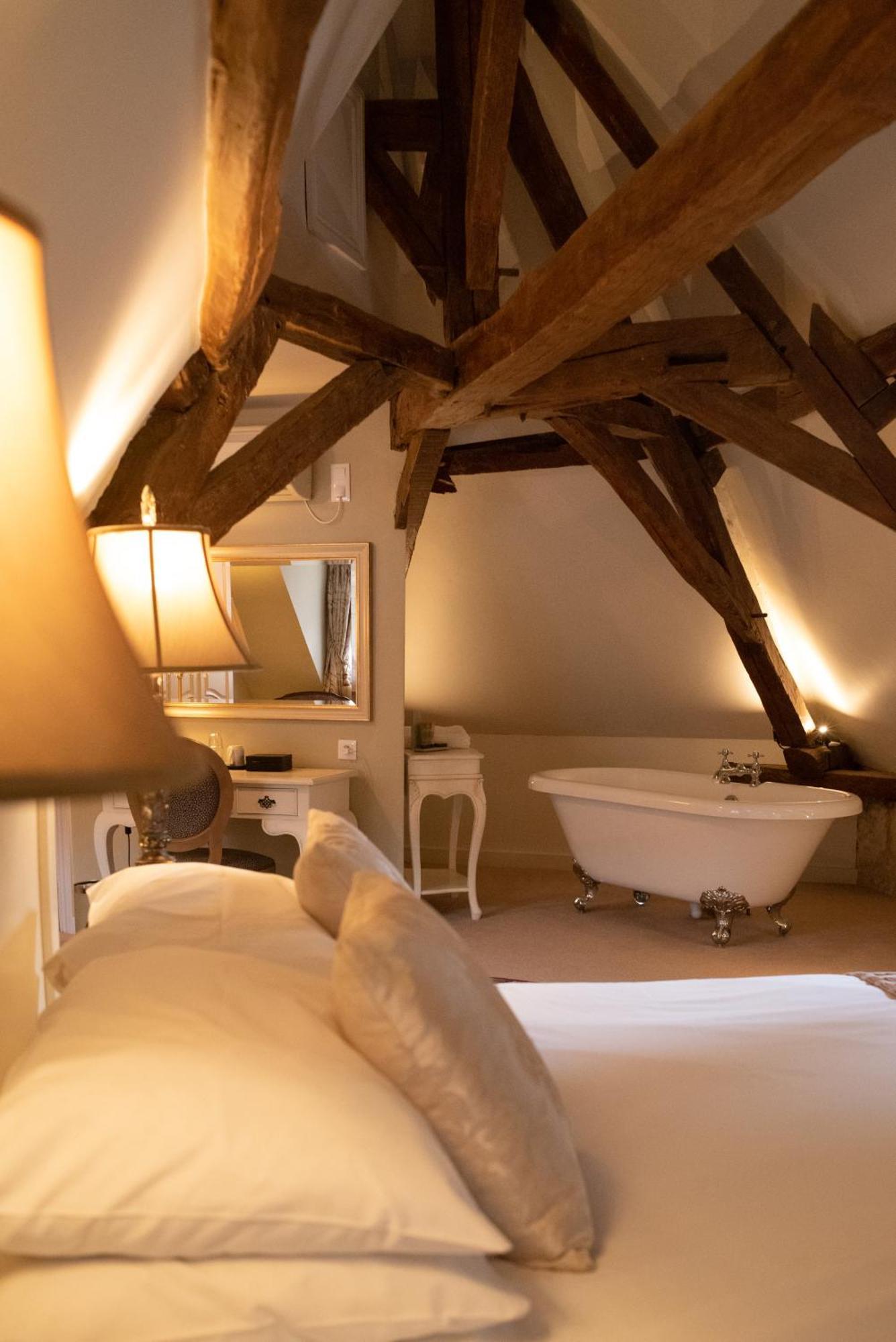 Logis Hotel De France La Chartre-sur-le-Loir Buitenkant foto