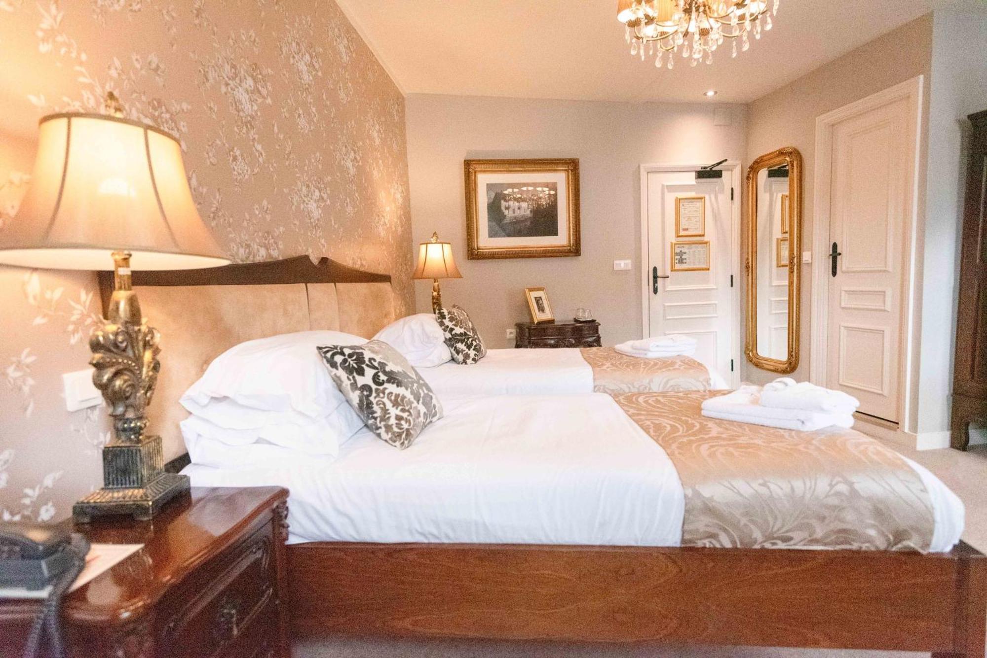 Logis Hotel De France La Chartre-sur-le-Loir Buitenkant foto