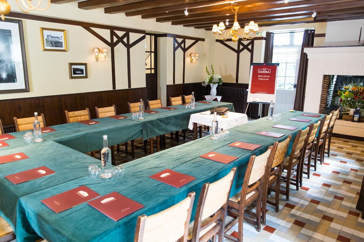 Logis Hotel De France La Chartre-sur-le-Loir Buitenkant foto